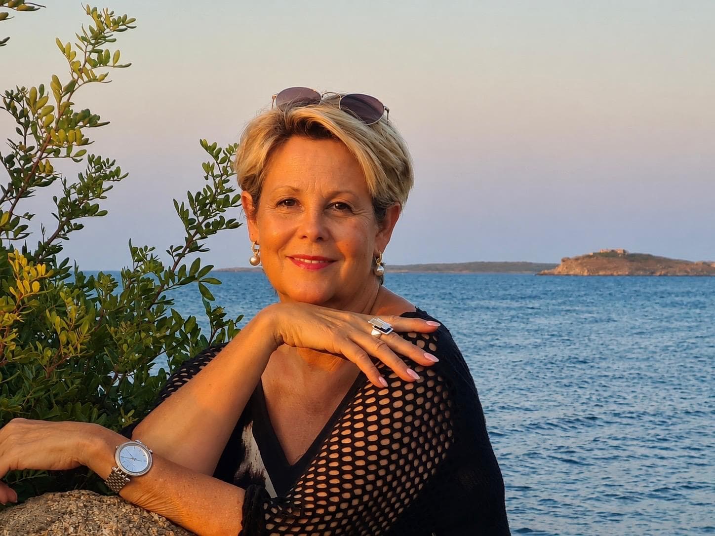 Claudia Wettstein am Meer bei Sonnenuntergang